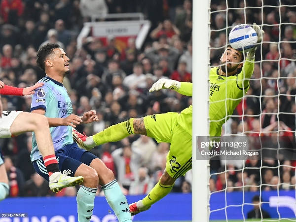 Kiper Arsenal, David Raya, menyelamatkan satu poin saat melawan Manchester United