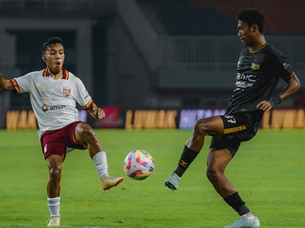 Laga Dewa United FC kontra Borneo FC