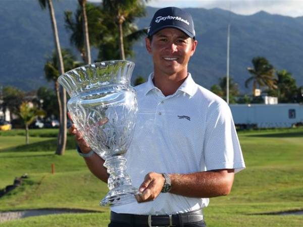 Karl Vilips berpose dengan trofi Puerto Rico Open. (Foto: Golf Digest)