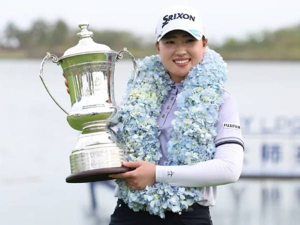 Rio Takeda berpose dengan trofi Blue Bay LPGA. (Foto: Golf Digest)
