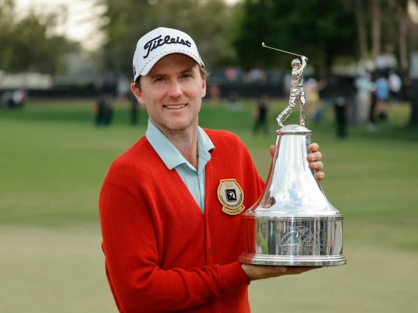 Russell Henley berpose dengan trofi Arnold Palmer Invitational. (Foto: Golf Digest)