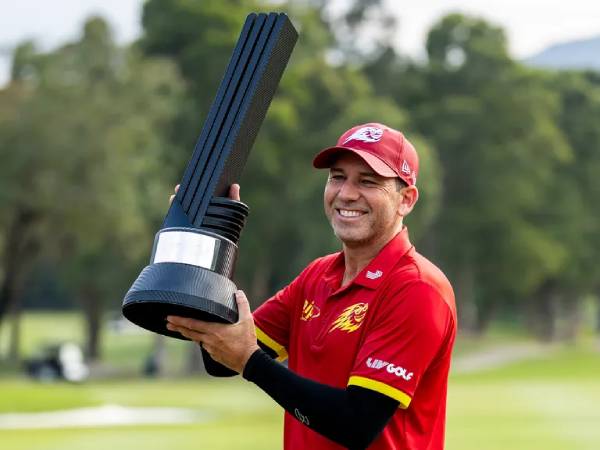 Sergio Garcia berpose dengan trofi LIV Golf Hong Kong. (Foto: Golf Digest)