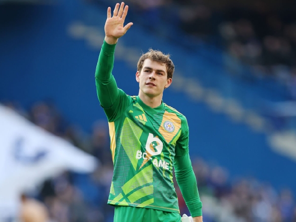 Kiper Leicester City, Mads Hermansen, dipuji oleh Wayne Rooney