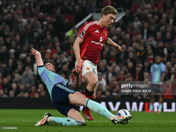 Declan Rice melakukan tekel krusial untuk menggagalkan peluang emas Rasmus Hojlund di menit-menit akhir