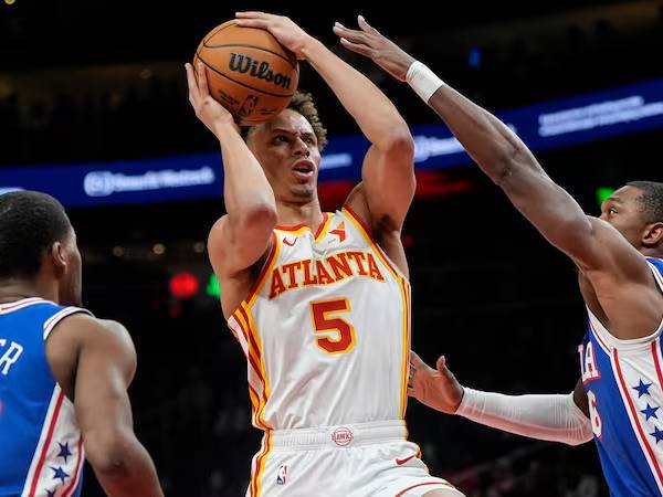 Dyson Daniels (tengah) mencetak 25 poin saat Atlanta Hawks mengalahkan tim tamu Philadelphia 76ers 132-123 pada hari Senin (10/3) malam. (Foto: AP)