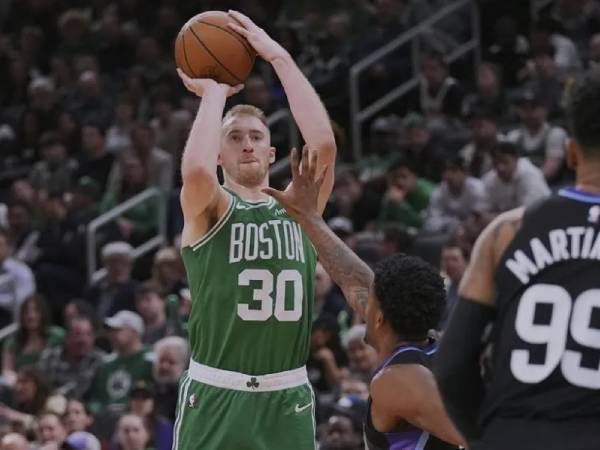 Sam Hauser (kiri) mencetak 33 poin saat Boston Celtics mengalahkan tim tamu Utah Jazz 114-108 pada Senin (10/3) malam. (Foto: AP)