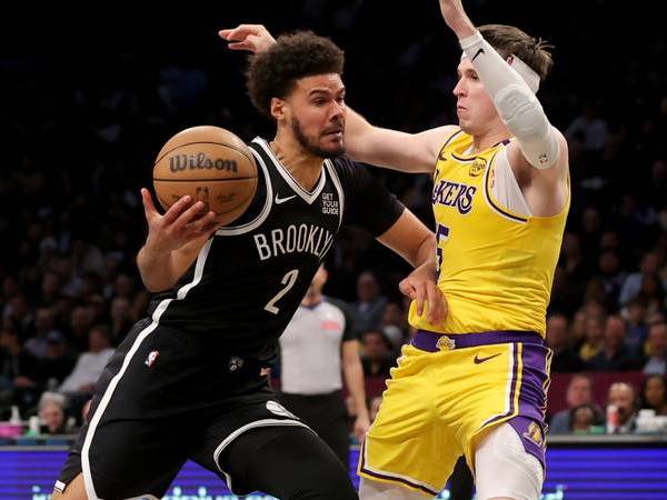 Cameron Johnson (kiri) mencetak 18 poin saat Brooklyn Nets menang 111-108 atas Los Angeles Lakers pada Senin (10/3) malam di New York. (Foto: AP)