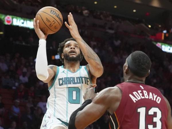 Miles Bridges (kiri) mencetak 35 poin saat Charlotte Hornets mengalahkan Miami Heat 105-102 pada hari Senin (10/3) malam. (Foto: AP)