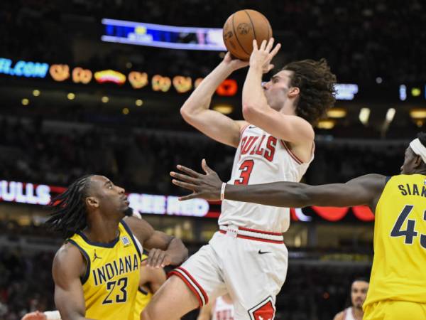 Josh Giddey (tengah) mencetak 29 poin saat tuan rumah Chicago Bulls menang 121-103 atas Indiana Pacers pada hari Senin (10/3) malam. (Foto: AP)