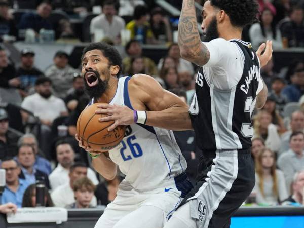 Spencer Dinwiddie (kiri) mencetak 28 poin saat Dallas Mavericks mengalahkan tuan rumah San Antonio Spurs 133-129 pada hari Senin (10/3) malam.