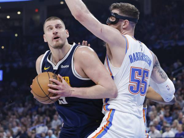 Nikola Jokic (kiri) mencetak 35 poin saat Denver Nuggets meraih kemenangan 140-127 atas Oklahoma City Thunder pada Senin (10/3) malam. (Foto: AP)