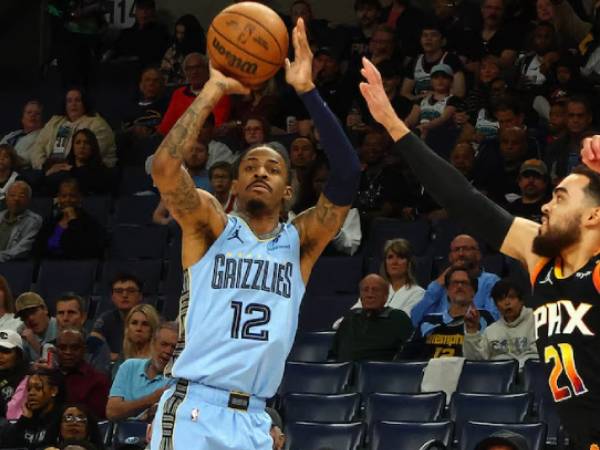 Ja Morant (kiri) mencetak 29 poin saat Memphis Grizzlies mengalahkan tim tamu Phoenix Suns 120-118 pada Senin (10/3) malam. (Foto: AP)