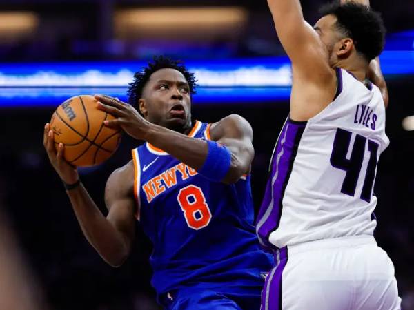 OG Anunoby (kiri) mencetak 24 poin saat New York Knicks meraih kemenangan 133-104 atas tuan rumah Sacramento Kings pada Senin (10/3) malam. (Foto: AP)