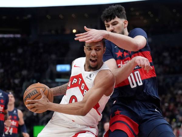 A.J. Lawson (kiri) mencetak 32 poin saat Toronto Raptors mengalahkan tim tamu Washington Wizards 119-104 pada hari Senin (10/3) malam. (Foto: AP)