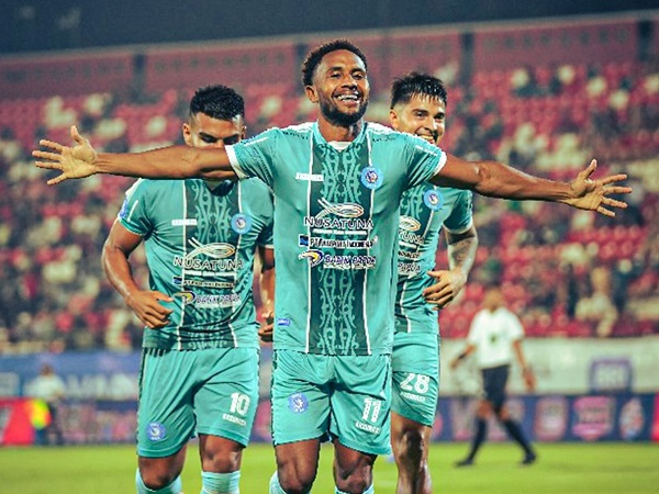 Para pemain PSBS Biak merayakan gol ke gawang Bali United