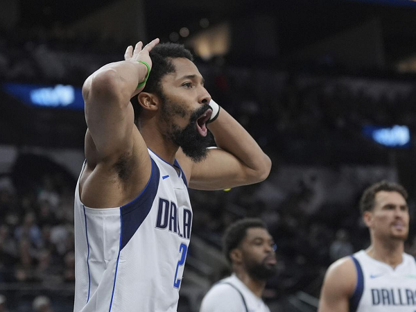 Spencer Dinwiddie terus berusaha bawa Mavericks bangkit.