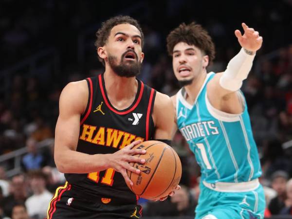 Trae Young (kiri) mencetak 35 poin saat Atlanta Hawks mengalahkan tim tamu Charlotte Hornets 123-110 pada hari Rabu (12/3) malam. (Foto: AP)