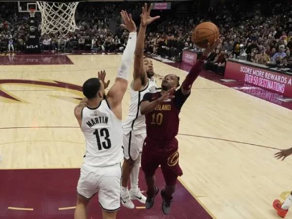 Darius Garland (kanan) mencetak 30 poin saat Cleveland Cavaliers meraih kemenangan 109-104 atas tim tamu Brooklyn Nets pada Selasa (11/3) malam.