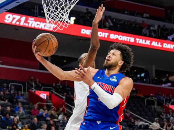 Cade Cunningham (kanan) mencetak 27 poin saat tuan rumah Detroit Pistons meraih kemenangan 123-103 atas Washington Wizards pada Selasa (11/3) malam. (Foto: AP)