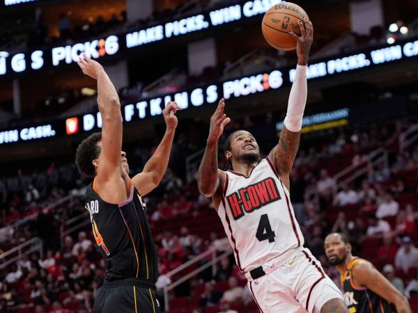 Jalen Green (kanan) mencetak 29 poin saat Houston Rockets mengalahkan tim tamu Phoenix Suns 111-104 pada hari Rabu (12/3) malam. (Foto: AP)