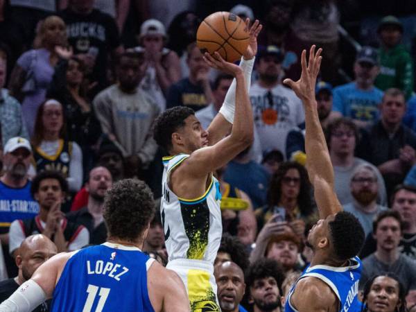 Tyrese Haliburton memasukkan lemparan tiga angka penentu kemenangan saat Indiana Pacers menang 115-114 atas tim tamu Milwaukee Bucks di Indianapolis pada Selasa (11/3) malam. (Foto: AP)