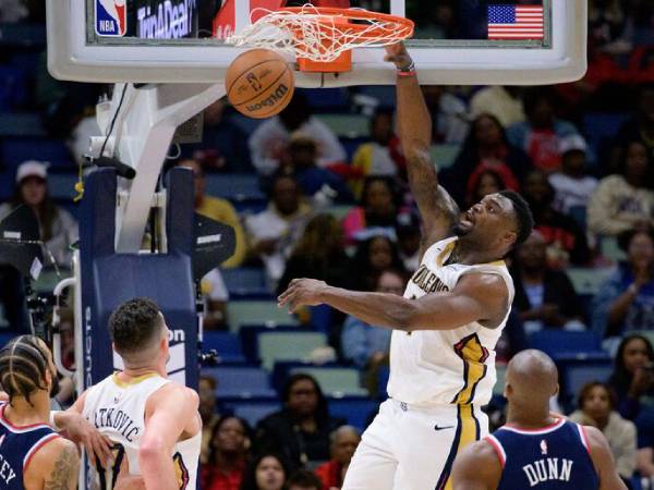 Zion Williamson (kanan) mencatatkan triple-double saat tuan rumah New Orleans Pelicans mengalahkan Los Angeles Clippers 127-120 pada Selasa (11/3) malam. (Foto: AP)