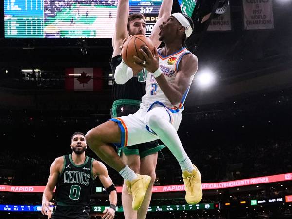 Shai Gilgeous-Alexander mencetak 34 poin saat tim tamu Oklahoma City Thunder mengalahkan Boston Celtics 118-112 pada Rabu (12/3) malam. (Foto: AP)