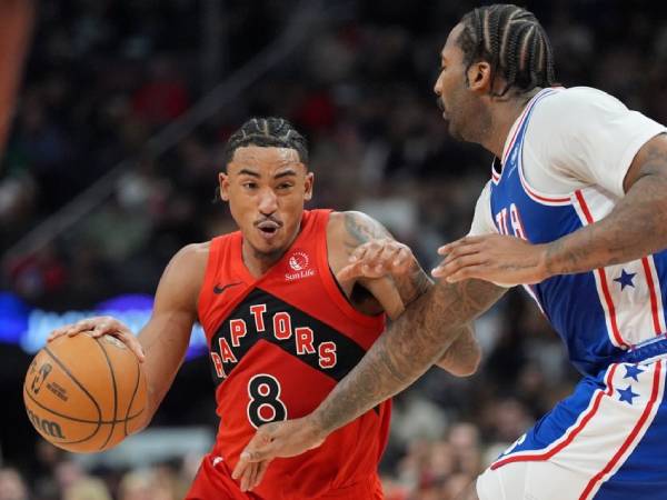 Jared Rhoden (kiri) mencetak 25 poin saat Toronto Raptors mengalahkan tim tamu Philadelphia 76ers 118-105 pada hari Rabu (12/3) malam. (Foto: AP)
