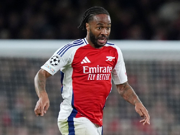 Raheem Sterling menjadi bintang dalam laga imbang Arsenal melawan PSV Eindhoven