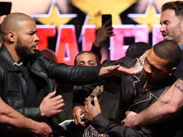 Chris Eubank Jr (kiri) terlihat menampar wajah Conor Benn dengan telur. (Foto: Fight TV)