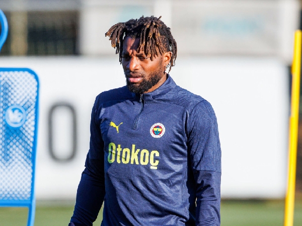 Allan Saint-Maximin terlibat konflik dengan pelatih Fenerbahce, Jose Mourinho
