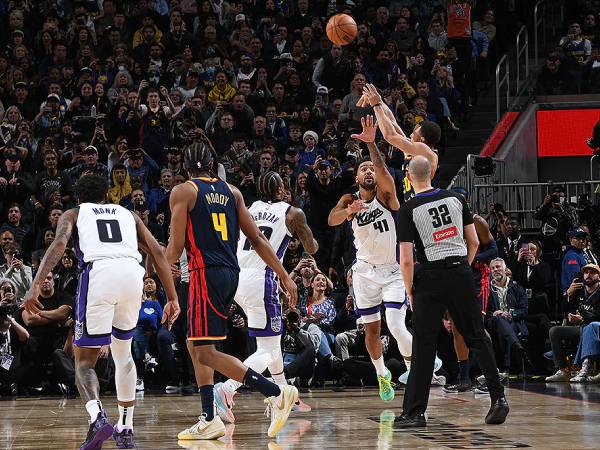Stephen Curry (kanan) melesakkan tembakan tiga angka ke-4.000 dalam kariernya pada Kamis (13/3) malam saat Golden State Warriors mengalahkan Sacramento Kings 130-104. (Foto: AP)