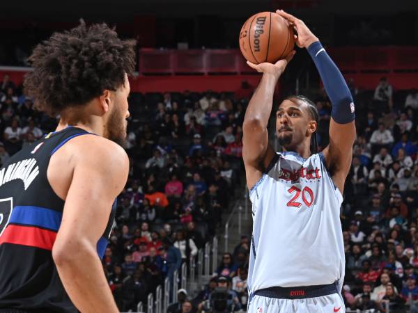 Alex Sarr (kanan) mencetak 19 poin saat tim tamu Washington Wizards menang 129-125 atas Detroit Pistons pada Kamis (13/3) malam. (Foto: AP)