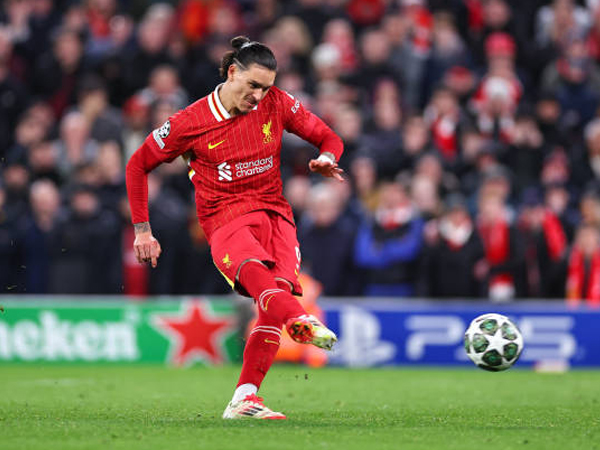 Arne Slot Enggan Perbesar Kegagalan Penalti Darwin Nunez vs PSG