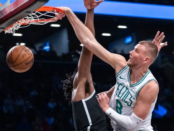 Kristaps Porzingis (kanan) mencetak 24 poin saat tim tamu Boston Celtics mengalahkan Brooklyn Nets 115-113 pada Sabtu (15/3) malam di New York. (Foto: AP)