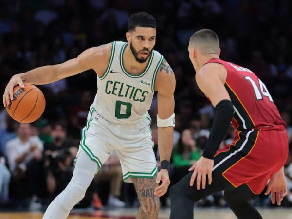 Jayson Tatum (kiri) mencetak 28 poin saat tim tamu Boston Celtics meraih kemenangan 103-91 atas Miami Heat pada Jumat (14/3) malam. (Foto: AP)
