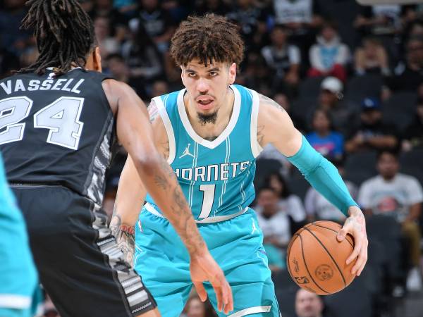 LaMelo Ball (kanan) mencetak 27 poin saat tim tamu Charlotte Hornets meraih kemenangan 145-134 atas San Antonio Spurs pada hari Jumat (14/3) malam. (Foto: AP)