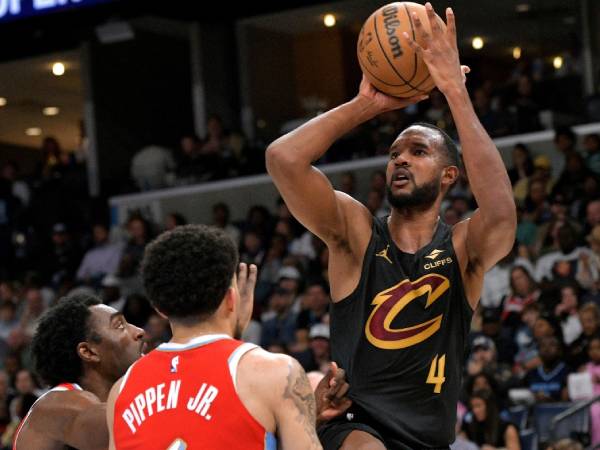 Evan Mobley (kanan) mencetak 22 poin saat tim tamu Cleveland Cavaliers menang 133-124 pada hari Jumat (14/3) malam atas Memphis Grizzlies. (Foto: AP)