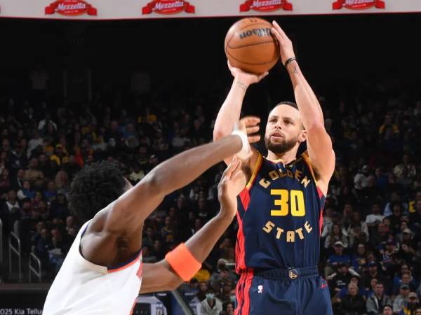Stephen Curry (kanan) mencetak 28 poin saat Golden State Warriors meraih kemenangan 97-94 atas New York Knicks pada Sabtu (15/3) malam. (Foto: AP)