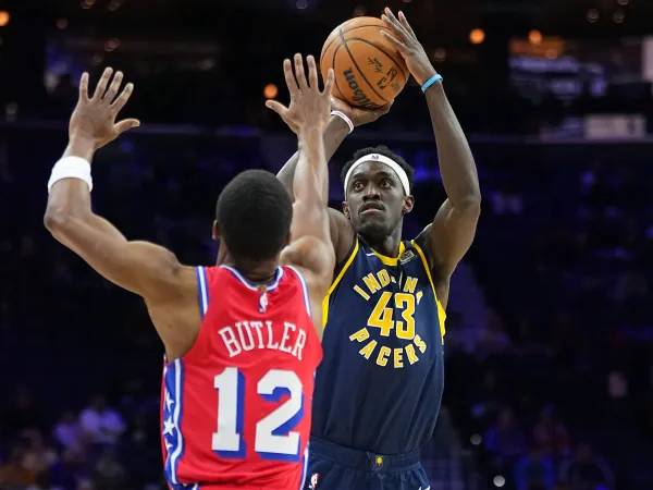 Pascal Siakam (kanan) mencetak 27 poin saat Indiana Pacers meraih kemenangan tandang 112-100 atas Philadelphia 76ers pada hari Jumat (14/3) malam. (Foto: AP)
