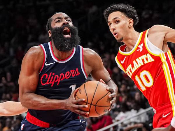 James Harden (kiri) mencetak 25 poin saat tim tamu Los Angeles Clippers meraih kemenangan 121-98 atas Atlanta Hawks pada hari Jumat (14/3) malam. (Foto: AP)