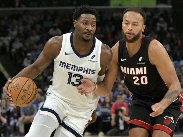 Jaren Jackson Jr (kiri) mencetak 31 poin saat Memphis Grizzlies mengalahkan tim tamu Miami Heat 125-91 pada Sabtu (15/3) malam. (Foto: AP)