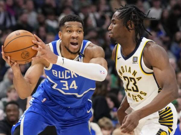 Giannis Antetokounmpo (kiri) mencetak 34 poin saat Milwaukee Bucks mengalahkan tim tamu Indiana Pacers 126-119 pada Sabtu (15/3) malam. (Foto: AP)