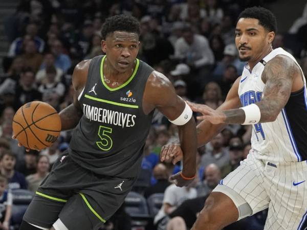 Anthony Edwards (kiri) mencetak 28 poin saat Minnesota Timberwolves meraih kemenangan 118-111 atas Orlando Magic pada Jumat (14/3) malam di Minneapolis. (Foto: AP)