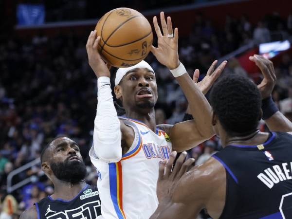 Shai Gilgeous-Alexander (tengah) mencetak 48 poin saat tim tamu Oklahoma City Thunder mengalahkan Detroit Pistons 113-107 pada Sabtu (15/3) malam. (Foto: AP)