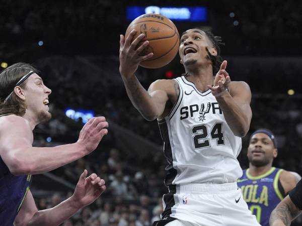 Devin Vassell (kanan) mencetak 22 poin saat tuan rumah San Antonio Spurs mengalahkan New Orleans Pelicans 119-115 pada hari Sabtu (15/3) malam. (Foto: AP)