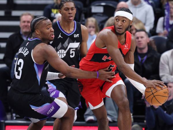 Immanuel Quickley (kanan) mencetak 20 poin saat Toronto Raptors meraih kemenangan atas Utah Jazz 126-118 pada Jumat (14/3) malam di Salt Lake City. (Foto: AP)