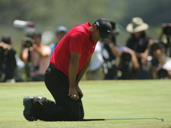 Tiger Woods terkenal karena memenangkan gelar major ke-14 atau terakhirnya di US Open 2008 meskipun menderita cedera lutut. (Foto: Golf Digest)