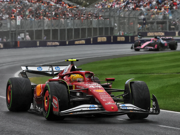 Lewis Hamilton komentari debut kurang baiknya bersama Ferrari.