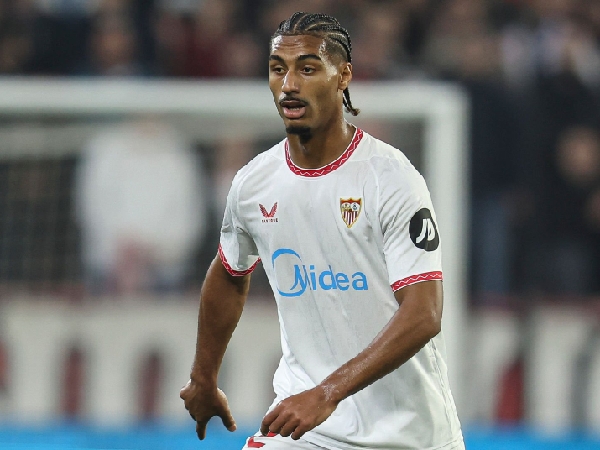Loic Bade memilih bertahan di Sevilla